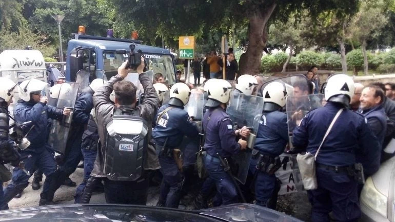 Ηράκλειο: Συμπλοκή αστυνομικών και αγροτών – Χημικά και ένταση